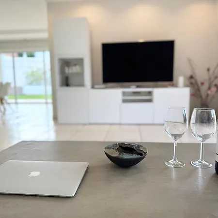 Amorio A Spacious Modern Getaway With A Private Heated Pool & Sea Views Вилла Адехе