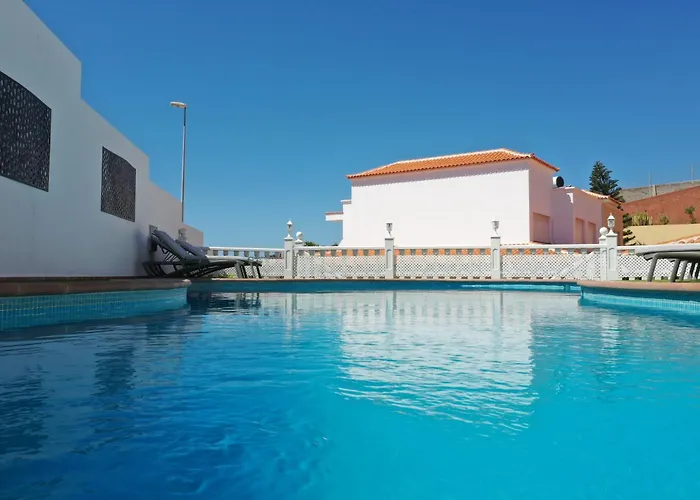 Amorio A Spacious Modern Getaway With A Private Heated Pool & Sea Views *
