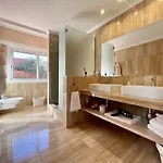 Amorio A Spacious Modern Getaway With A Private Heated Pool & Sea Views Вілла Адехе
