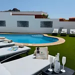 Amorio A Spacious Modern Getaway With A Private Heated Pool & Sea Views Адехе