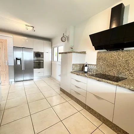 Amorio A Spacious Modern Getaway With A Private Heated Pool & Sea Views *