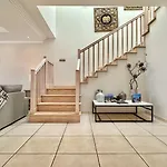 Amorio A Spacious Modern Getaway With A Private Heated Pool & Sea Views * 阿德耶