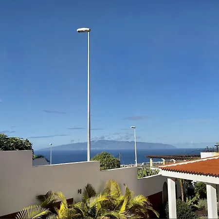 Amorio A Spacious Modern Getaway With A Private Heated Pool & Sea Views فيلة