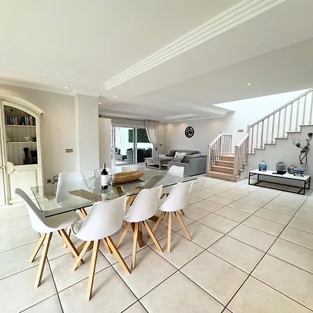 Вилла Amorio A Spacious Modern Getaway With A Private Heated Pool & Sea Views Адехе