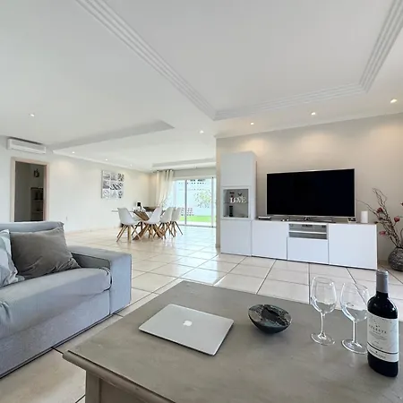 Amorio A Spacious Modern Getaway With A Private Heated Pool & Sea Views 阿德耶