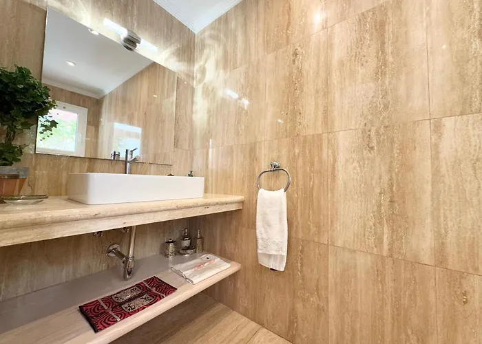 Amorio A Spacious Modern Getaway With A Private Heated Pool & Sea Views Вілла Адехе