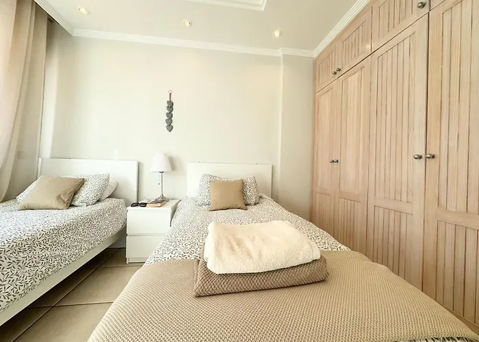 Вілла Amorio A Spacious Modern Getaway With A Private Heated Pool & Sea Views Адехе