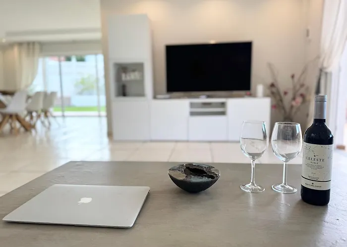 Amorio A Spacious Modern Getaway With A Private Heated Pool & Sea Views Вілла Адехе