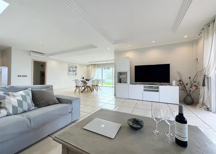 Amorio A Spacious Modern Getaway With A Private Heated Pool & Sea Views Адехе