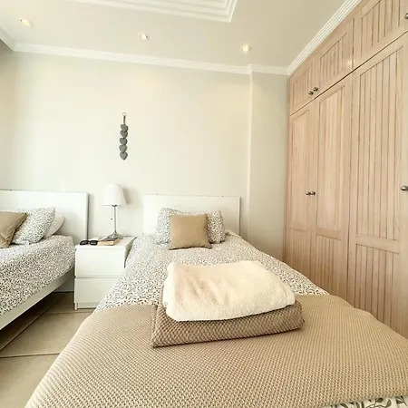 فيلة Amorio A Spacious Modern Getaway With A Private Heated Pool & Sea Views أذيخي