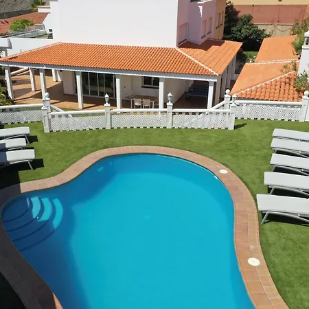 Amorio A Spacious Modern Getaway With A Private Heated Pool & Sea Views فيلة